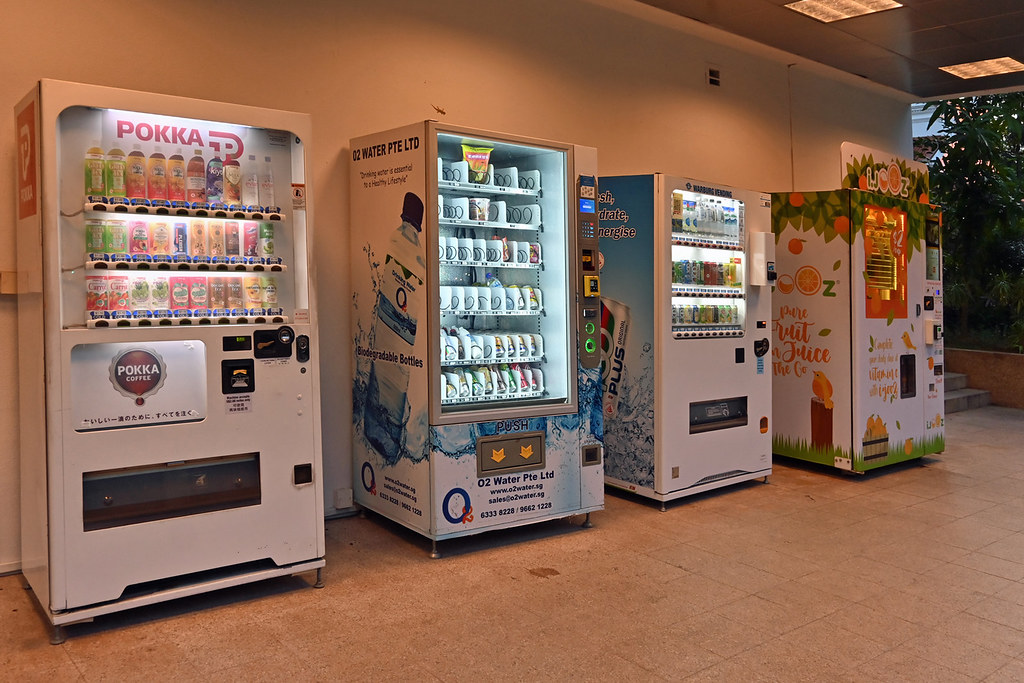 Máquinas de vending modernas en una oficina