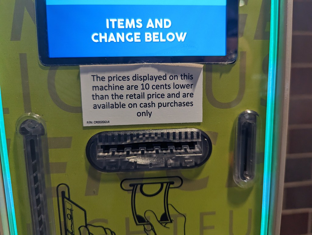 Máquina vending de snacks y bebidas