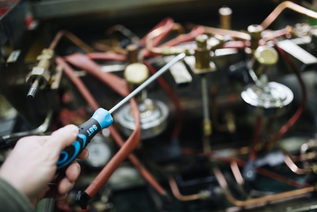 Técnico realizando mantenimiento de una máquina